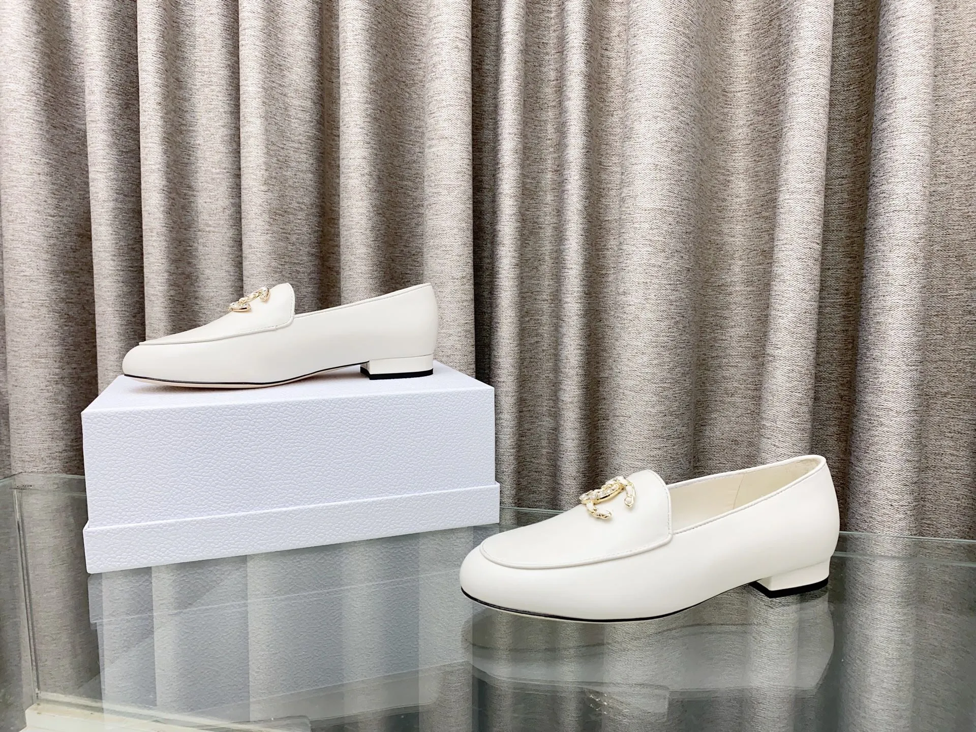 👟👟Ex-factory price 620👟👟 25Fw new spring and summer Chanel small perfume diamond double C half slippers/Loaf single shoes. Versatile style that you don’t get tired of. Super classic style. Casual with exquisiteness and stable temperament. This spring and summer is a beautiful bonus treasure! Upper: Lambskin Lining: Lambskin lining High heels: Flat soles: Italian genuine leather outsole Size: 35-39 (40 and 41 customizations are not returnable)